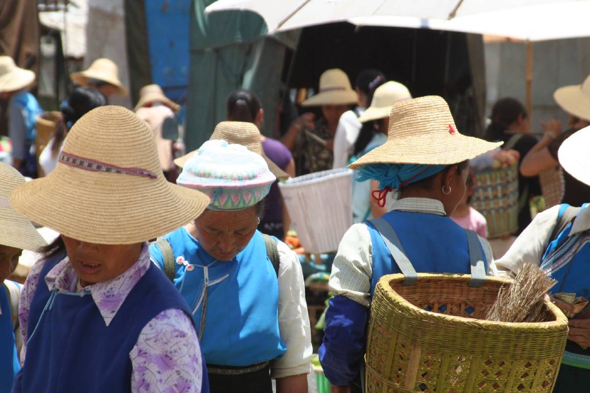 bai women at market bai women at market