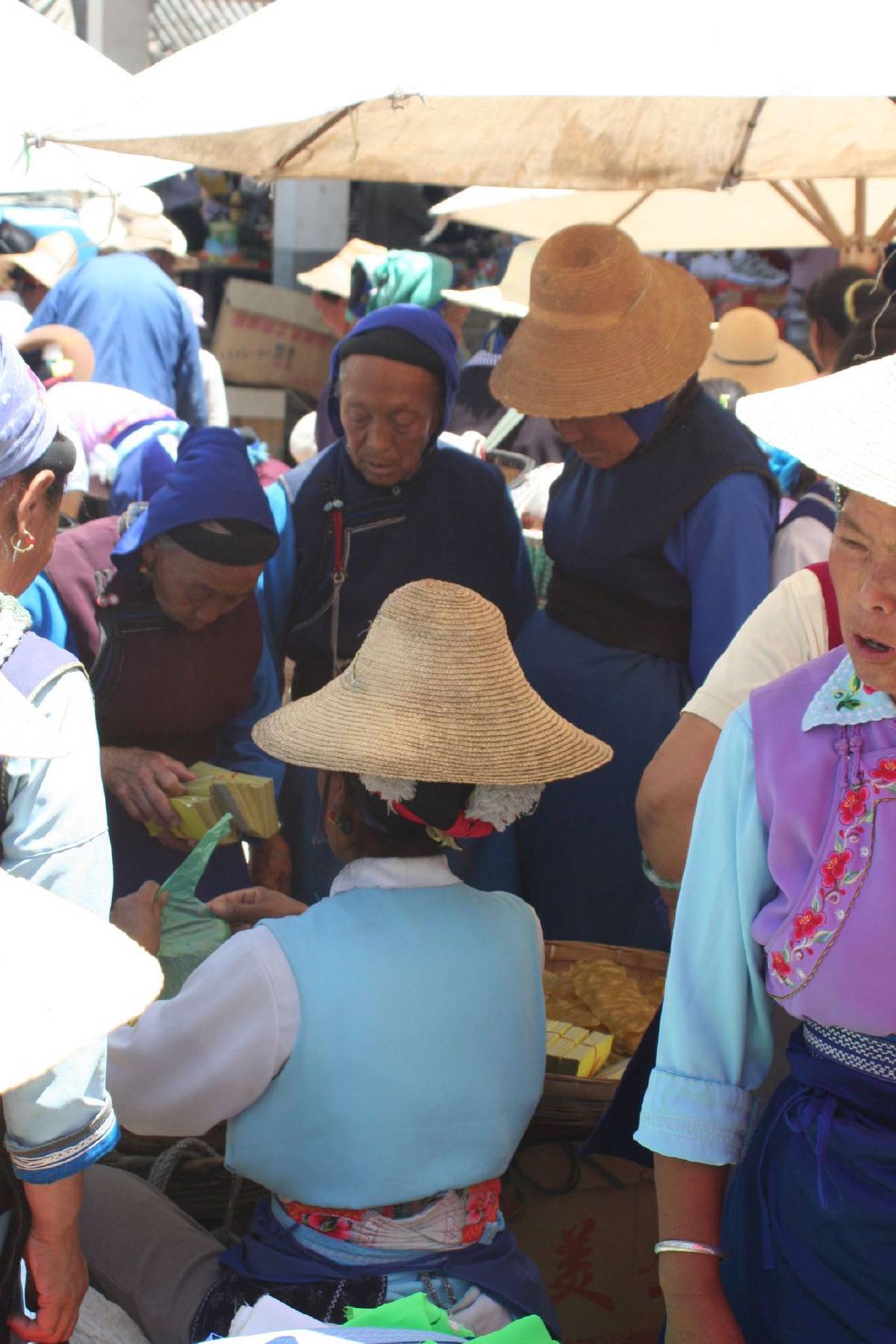 bai women at market bai women at market